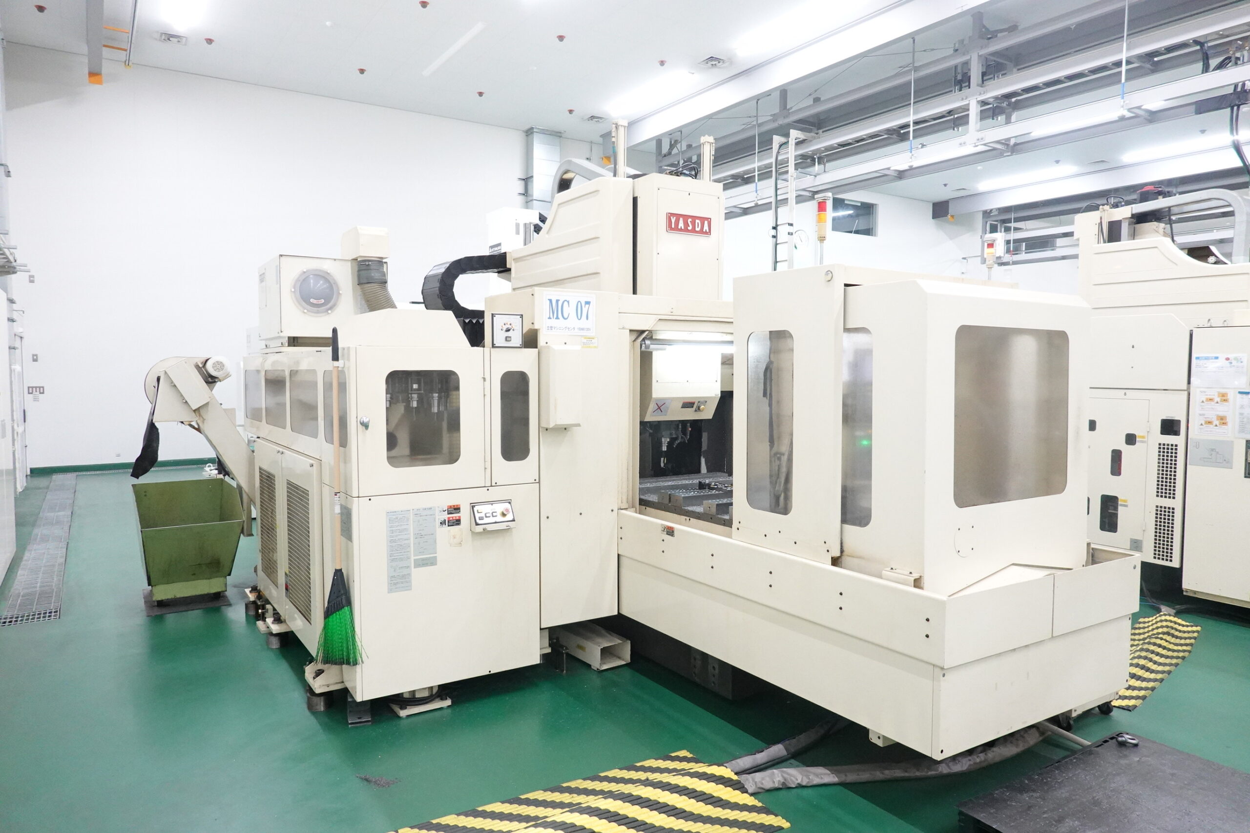 Vertical Machining-center YASUDA YBM-8120Vの画像