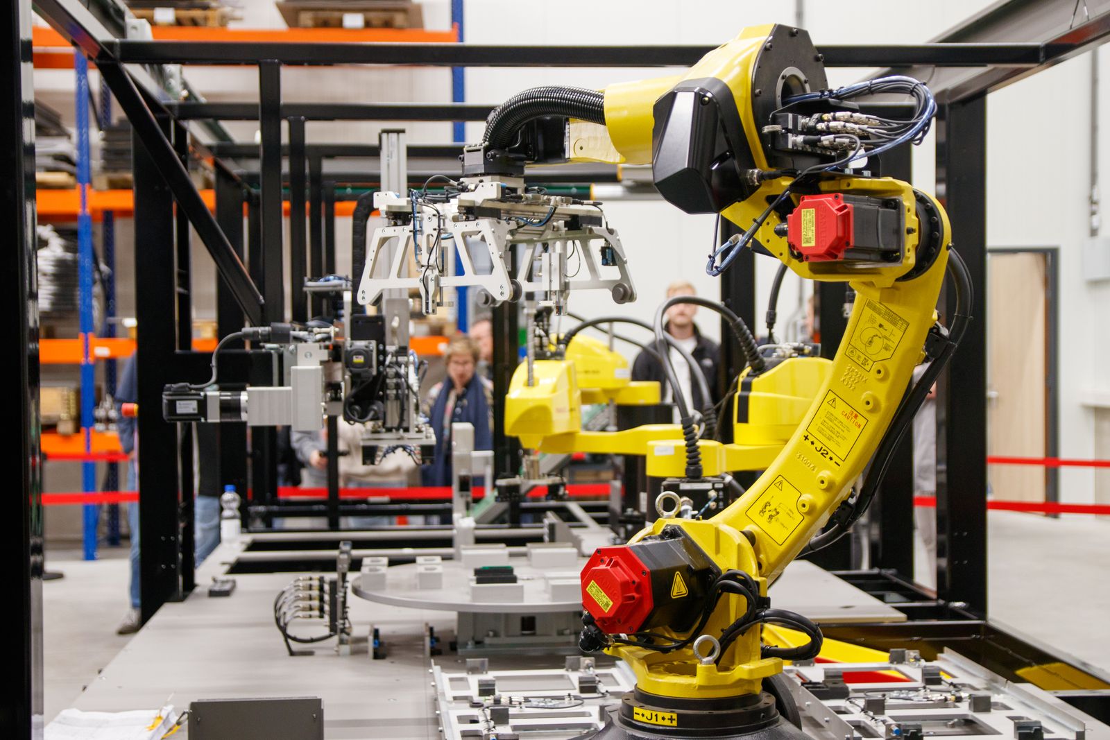 協働ロボットが工作機械にワークをセットする様子(イメージ)